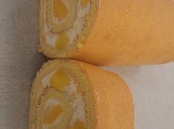 step10: 用原有的牛油紙卷好蛋卷。