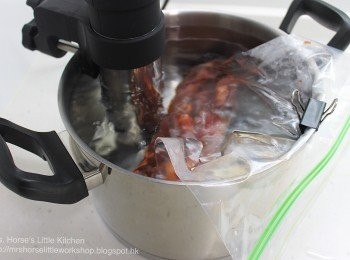 step3: 當溫度達68度後把豬梅頭肉放入水中慢煮10小時。