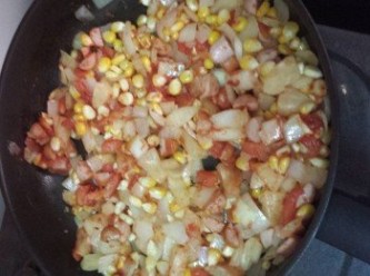step6: 將所有炒熱的材料同菠蘿粒倒入鍋中，加入適量茄膏兜勻，盛起