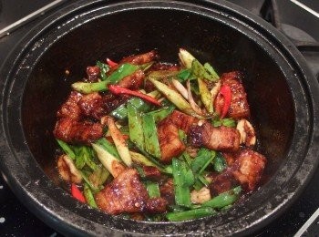 step9: 甜麵醬本身已有甜度,如喜歡甜一些可適量添加味霖或糖做調味,喜歡蒜苗可多加一些會更好吃。