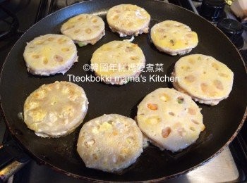 step6: 熱鑊下油後用細火慢慢把煎餅兩邊煎孰至金黄。