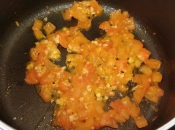 step2: 蕃茄去皮，用少量油炒到變蓉，加入剁碎蒜頭炒到有香味，備用。