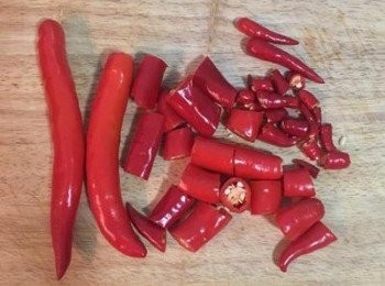 step3: 辣椒略切，方便攪碎機或調理機切碎。