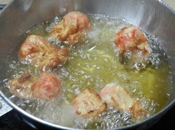 step3: 油溫約160度，炸至金黃就可以夾起