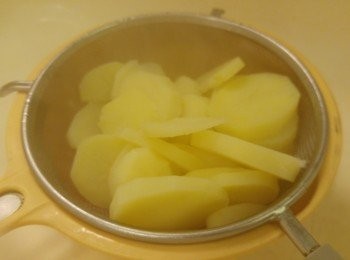 step2: 用筷子測試如容易穿過就巳經ok隔水備用。