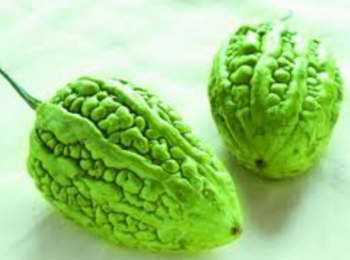 step1: 苦瓜切開，刮咗裏面嗰D白色的囊和籽，青蘋果唔要皮和籽，紅棗唔要籽，西施骨氽水！
將所有材料一齊放入煲中，放適量水，大火煲15分鐘後，轉小火繼續煲2小時！落鹽試味！完成！