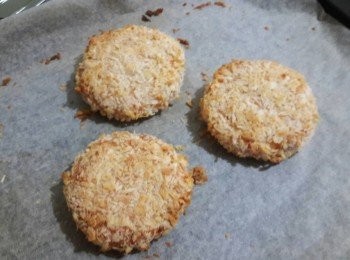 step10: 放到已舖好烘焙紙的烤盤上 , 放入己用200度預熱的烤箱烤20分鐘 , 拿出小心翻面後再烤10分鐘即可