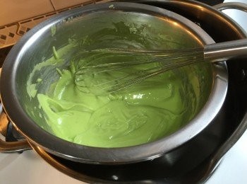 step3: 用隔水方法加熱椰奶，加入班蘭葉濃縮汁液、蛋液，以最小火去煮，期間需要不斷攪拌，以免雞蛋太快熟透而造成粗嚡的口感。