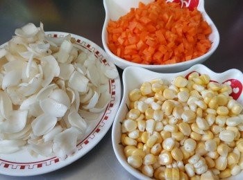 step3: 甘筍刨去皮洗淨切粒；甜粟米去皮剝粒洗淨；