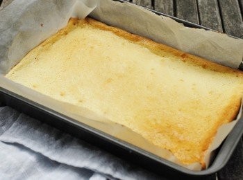 step6: 關掉焗爐，打開焗爐門，讓蛋糕在焗爐內靜置15分鐘，然後才拿出蛋糕。（這可防止蛋糕表面出現裂痕）拿出蛋糕後，不要脫模，讓蛋糕徹底待涼後，放入雪櫃2-3個小時