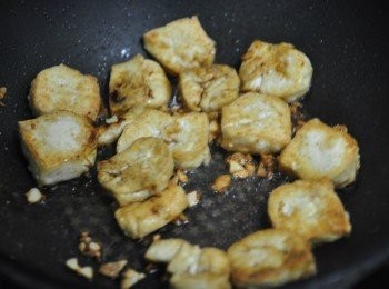 step2: 起鍋前，再用醬油由豆腐上層適量的灑入讓醬油揮發出醬香味