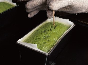 step9: 送入預熱好的烤箱中，溫度調降至160℃，烘烤1小時。烘烤一段時間後，用竹籤戳 入看看，沒有麵糊沾附就表示烤好了。(由於麵糊上色後，不容易從烘烤色澤判斷，所以改用竹籤戳入會比較準確。)，烤好之後立刻從模具中取出，置於網架上放涼。