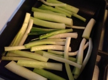 step2: 把蔥白下鍋煎