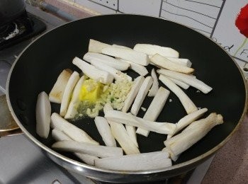 step3: 下牛油及蒜蓉炒至菇身軟化及乾身(菇的水份蒸發)