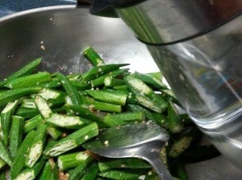 step5: 加少許熱水蓋上蓋煮到秋葵軟身,約2分鐘