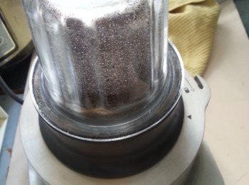 step3: 炒香的芝麻用攪拌器磨成粉末