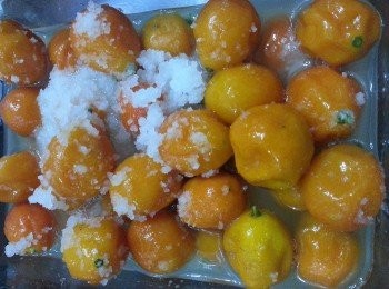 step4: 4、5天後, 金桔因水份被抽出, 體積會縮小。