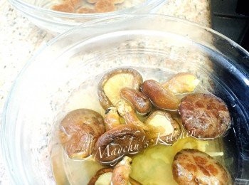 step1: 乾冬菇、乾瑤柱和蝦米用暖水先沖洗一至兩次，然後用暖水浸至軟。這次浸過材料的水可留下代替之後開粉漿的水，令粉漿更香。