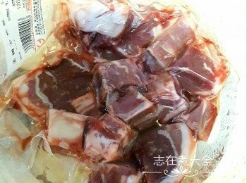 step1: 先將牛柳粒解凍，洗乾淨，吸乾水，蒜頭切片備用