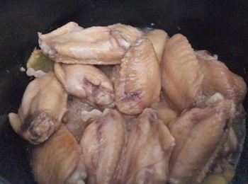 step2: 按著電飯煲後，放少許油入內，油滾加入薑片先炒香後，加入<a href="https://bit.ly/3zHU5V3" target="_blank" data-keyword="雞翼" class="guide-link"><strong>雞翼</strong></a> <span style="display:inline-block;vertical-align:middle;margin-top:-3px;color:initial;border-radius:3px;padding:2px 3px;font-size:12px;line-height:14px;background:#87d300;color:#fff;">即買</span> 半煎煮約8-10分鐘。