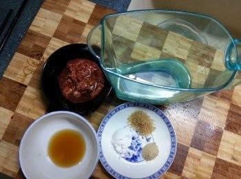 step5: 在慢慢煎蓮藕其間,將<span class="group_3">調味汁料</span>拌勻