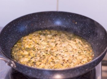 step5: 轉到大火，加入白酒後等大約 20 - 30 秒待酒精揮發再調回慢火