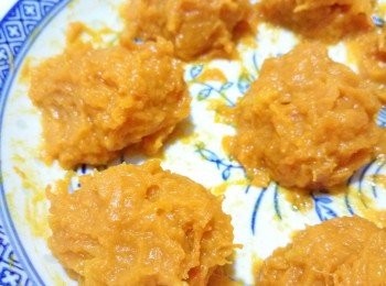 step1: 南瓜去皮切細洗淨，用微波爐高火叮10分鐘至軟身，隔去多餘水份，壓成蓉備用。做<span class="group_2">內餡</span>的話，此時可分成兩份，把適量煉奶拌入<span class="group_2">內餡</span>那份中。