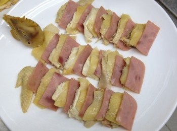 step2: 火腿拎3塊，每塊1開8件。灘凍及晾乾水份後，將雞剪頭、剪翼留用，掉走patpat、雞腳，跟著剪走雞胸骨、大脾骨。摸清楚沒有碎骨，將雞肉剪成一件件，同火腿差吾多大細。雞肉同火腿分3行排列，一件雞肉夾著一塊火腿，梅花間竹排起碟度。在雞肉相應位置，放上雞頭、兩隻<a href="https://bit.ly/3zHU5V3" target="_blank" data-keyword="雞翼" class="guide-link"><strong>雞翼</strong></a> <span style="display:inline-block;vertical-align:middle;margin-top:-3px;color:initial;border-radius:3px;padding:2px 3px;font-size:12px;line-height:14px;background:#87d300;color:#fff;">即買</span> 尖，切返成隻雞咁。