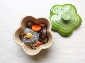 step6: 如沒有土瓶亦可使用任何小<span class="group_2">容器</span>。做出的湯品一樣美味喔!