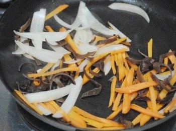 step3: 再下少許油，先炒洋蔥，黑木耳及紅蘿蔔數分鐘至軟身