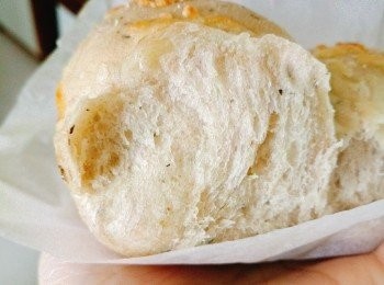 step3: 灑上碎芝士，放入已預熱焗爐用200度焗20分鐘。