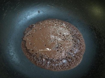 step4: 熱鍋倒入麵糊.拿起鍋子繞圓圈.均勻讓麵糊成薄片.表面起泡後才可翻面