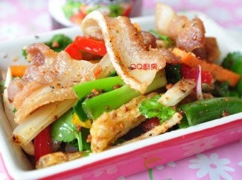 step5: 呵呵....我另外煸了幾片五花肉拌入彩蔬灑些七味粉，貪吃無罪!