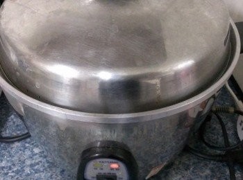 step5: 跳蓋上外鍋~跳起來再加二杯水~要燉二次!