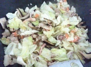 step4: 再將高麗菜加入翻炒數下