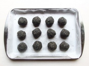 step5: 這個食譜配方可分成20顆內餡,再滾成圓型,先放冷凍定型30分鐘以上。此圖是12顆。