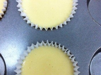 step3: 取出烘焙紙杯【大】3個，麵糊倒入8分滿