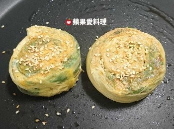 step11: 兩面都呈金黃色時，從鍋邊淋醬油，灑芝麻，翻面，再灑芝麻，慢煎。