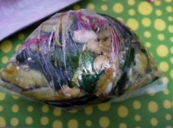 step6: 把醬汁倒入小黃瓜內，接著入冷藏30分或1小時~ 這時已經有入味了，可以直接上桌 (我都是放著隔天再食用更入味^^)