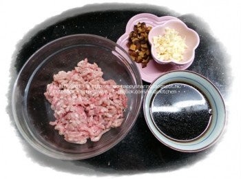 step1: 梅頭豬肉洗淨，剁碎；冬菇浸軟，去蒂，切粒；乾葱切碎，備用。