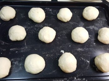 step4: 取出，用手按壓麵糰，將麵糰中的空氣排出，再將麵糰以每30G一個分割成小麵糰，搓圓，鬆弛15分鐘。