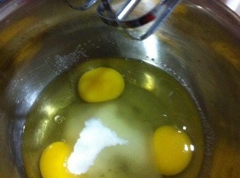 step1: 將蛋和白砂糖混合。