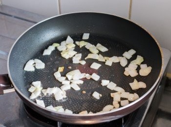 step8: 餡料做法：以中火燒熱鍋子，下少許油，油熱後下洋蔥炒約 3 分鐘至洋蔥變透明。