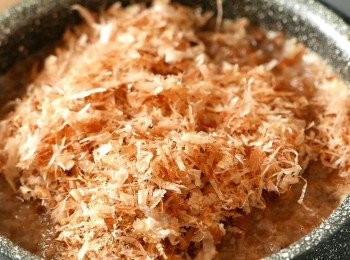 step4: 待水完全滾起後關火。把鰹魚片加入鍋中浸泡2分鐘。