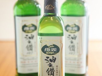step1: 倒入油之鑽127：油之鑽127多元不飽和脂肪酸降低至10% 、飽和脂肪酸約20%、單元不飽和脂肪酸高達70%，國際氧化安定測試值為一般市售沙拉油、葵花油的8倍。油之鑽127才是廚房不黏、無油垢，遠離油煙傷害的最佳鑽石比例。