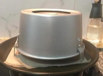 step16: 將蛋糕從烤箱取出後，先將模具提起落下敲桌面1下後馬上倒扣。