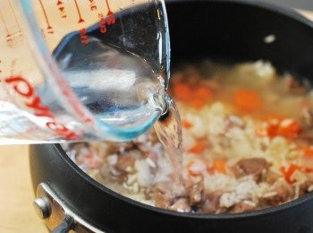 step6: 加進水或高湯煮滾後，加蓋轉小火悶煮約18分鐘至米心煮透