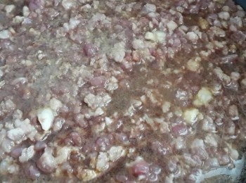 step2: 加入香菇一起炒一下(香菇要先泡水喔)