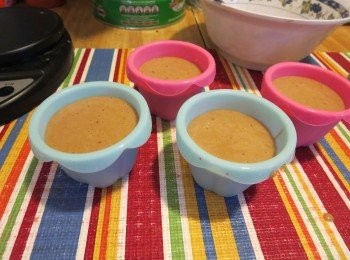 step7: 倒入蛋糕糊,让其静置10分钟 (这样蛋糕做出来就更细腻)