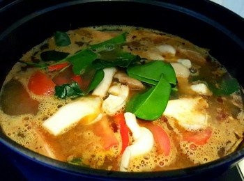 step3: 加入秀珍菇，蕃茄，香茅，檸檬葉，南薑，指天椒及泰式辣醬，滾起後加蓋轉小火煮10分鐘